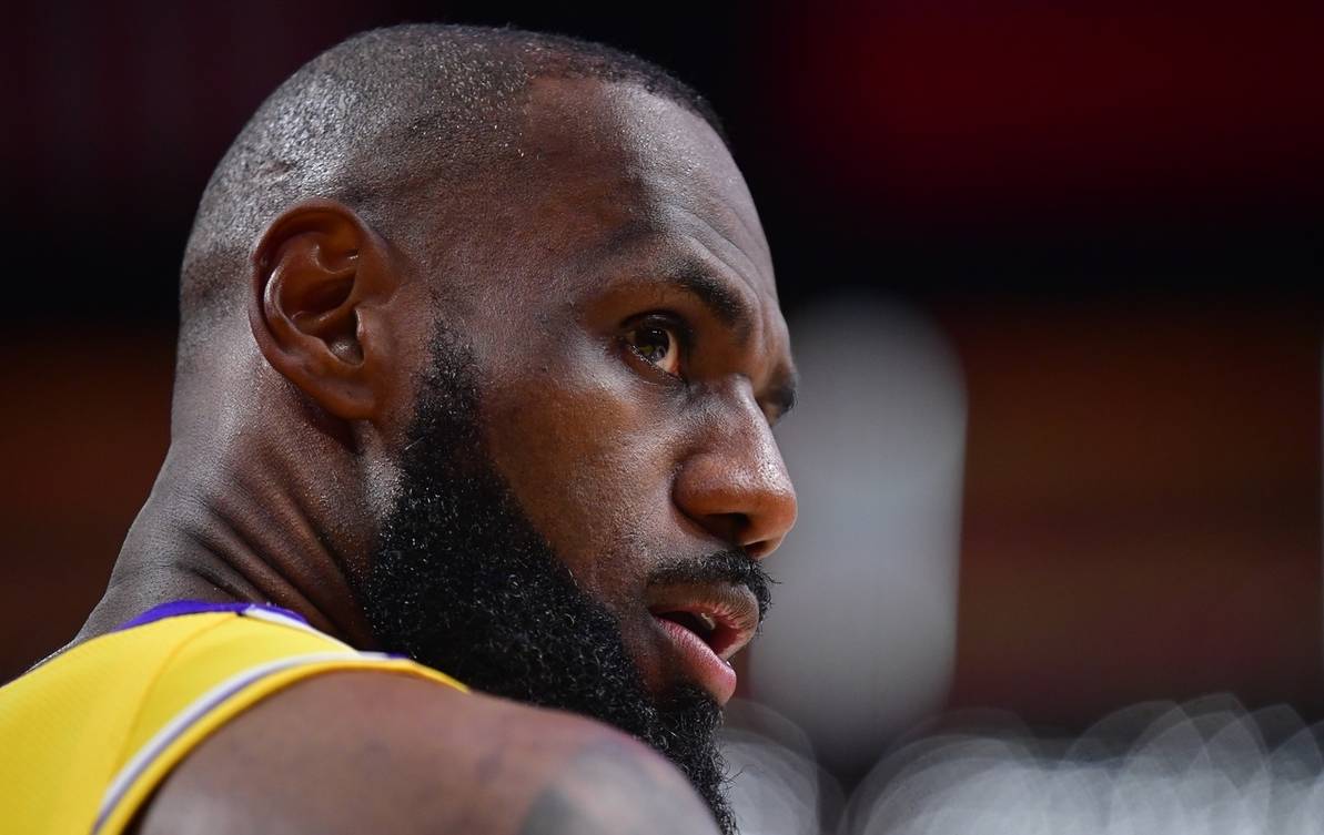 詹姆斯迎来十二赛季高光表现，雄鹿球迷沸腾！的简单介绍